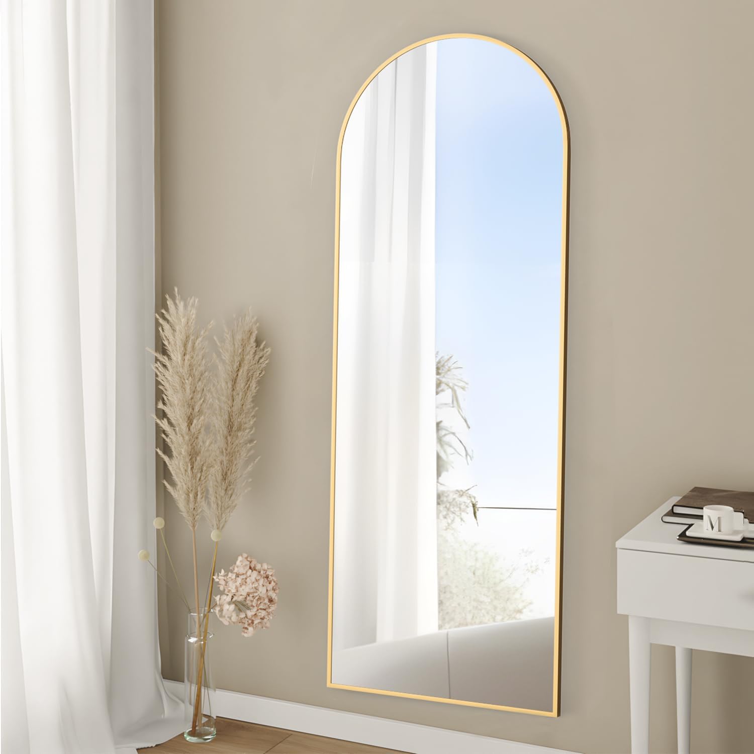 Espejo de longitud completa, espejo de arco de 64 x 21 pulgadas con soporte, espejo de cuerpo completo arqueado dorado de pie o inclinado para