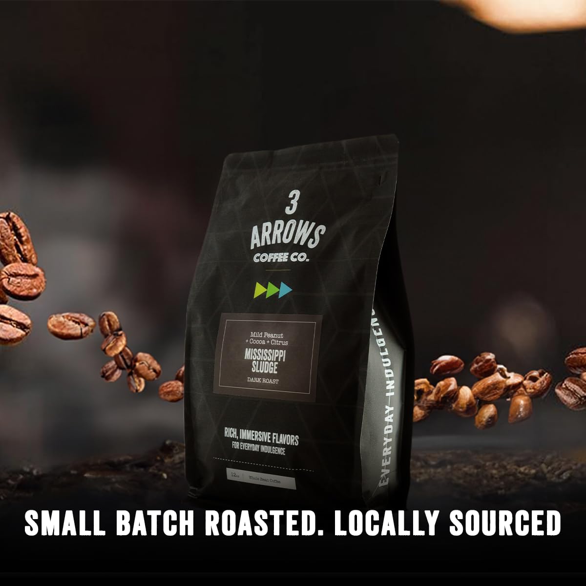 3 Arrows Coffee Co. Mississippi Sludge – Grano entero tostado oscuro, 12 onzas, con notas de sabor de maní suave, cacao, cítricos, tostado