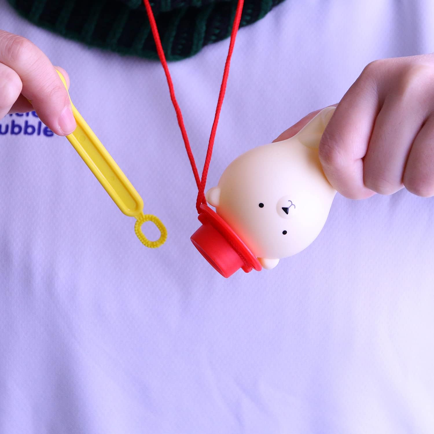 UNCLE BUBBLE Divertidos amigos antiderrames, más juego, menos desorden  Resistente a derrames  Incluye oso encantador, solución de burbujas y 2