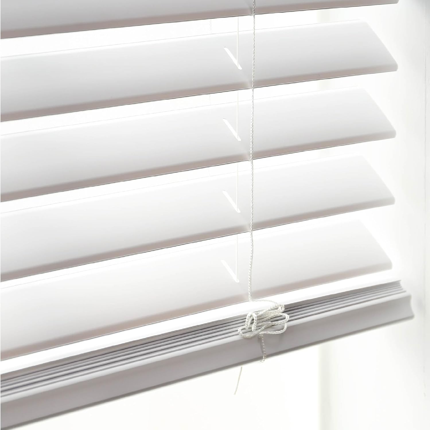 DEZ Furnishings QKWT304640 – Persiana veneciana sin cordón con listones planos de 2 pulgadas, 30.5 pulgadas de ancho x 64 pulgadas de alto, color