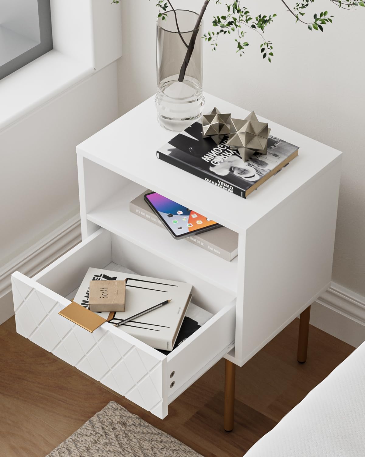 Masupu Mesita de noche, mesita de noche pequeña con cajón, mesita de noche blanca, muebles de noche, mesa auxiliar con marco dorado, cómoda con