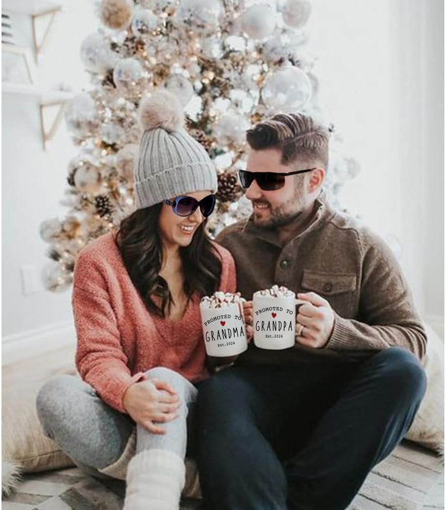 Est 2024 Promoted to Grandparents – Juego de tazas de café de 11 onzas, anuncio de embarazo, publicidad sorpresa para el día de la madre, regalos