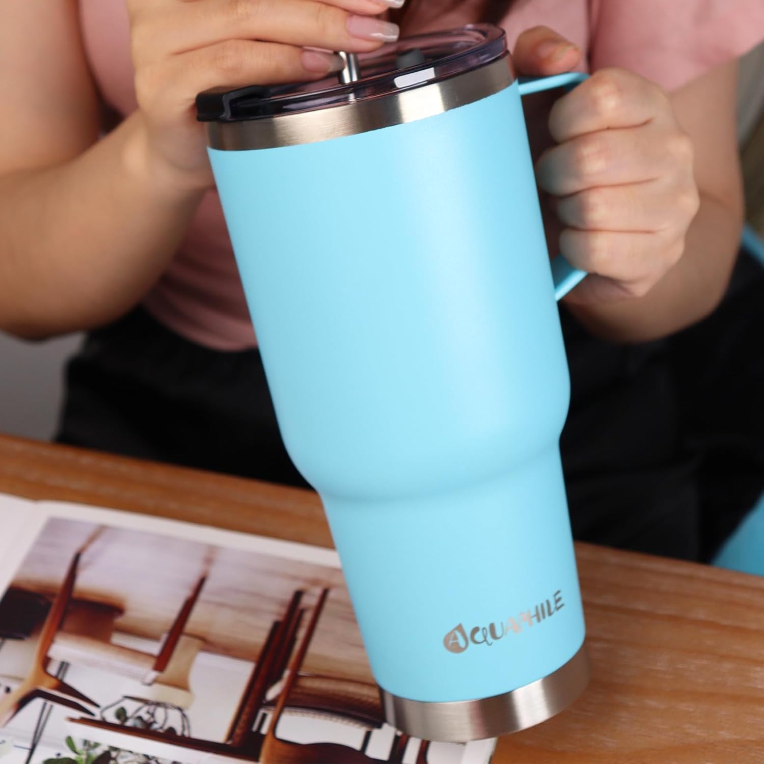 AQUAPHILE Vaso de 40 onzas con asa, vaso de acero inoxidable al vacío con tapa y popotes, botella de agua aislada reutilizable que cabe en el