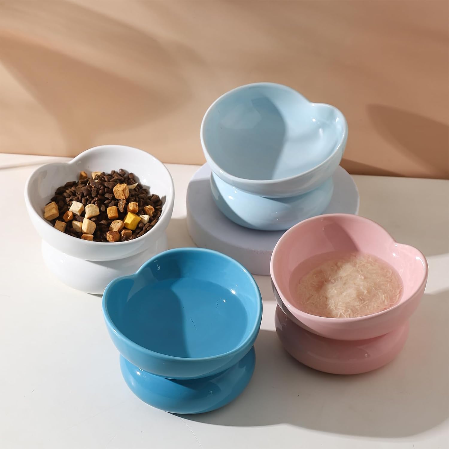 WUYIAZHI Lindo cuenco para gatos en forma de corazón, cuenco elevado de cerámica blanca para gatos, pequeño plato elevado para gatos y gatitos de