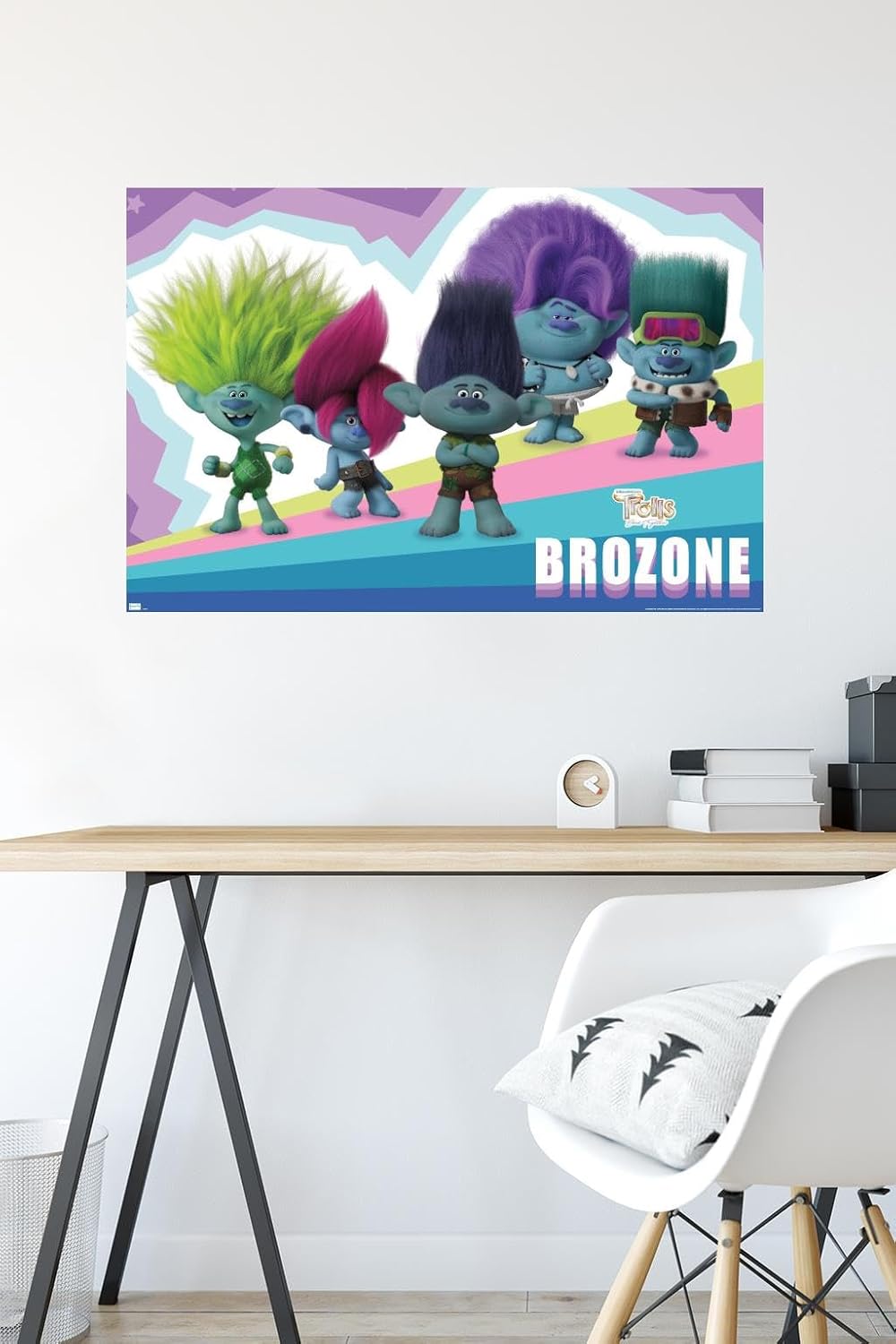 Trends International Trolls Band Together – Póster de pared de brozone, 22.37 x 34.00 pulgadas, póster premium y paquete de montaje
