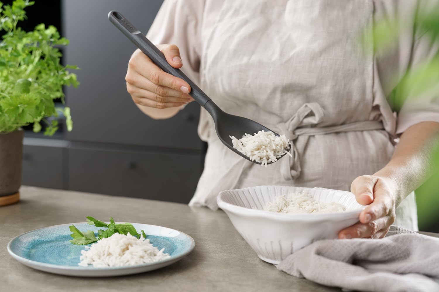 Zyliss E980227 Cuchara de cocina grande, paja de trigo sosteniblenailon, antiadherente, cabeza de silicona resistente al calor, utensilio de cocina,