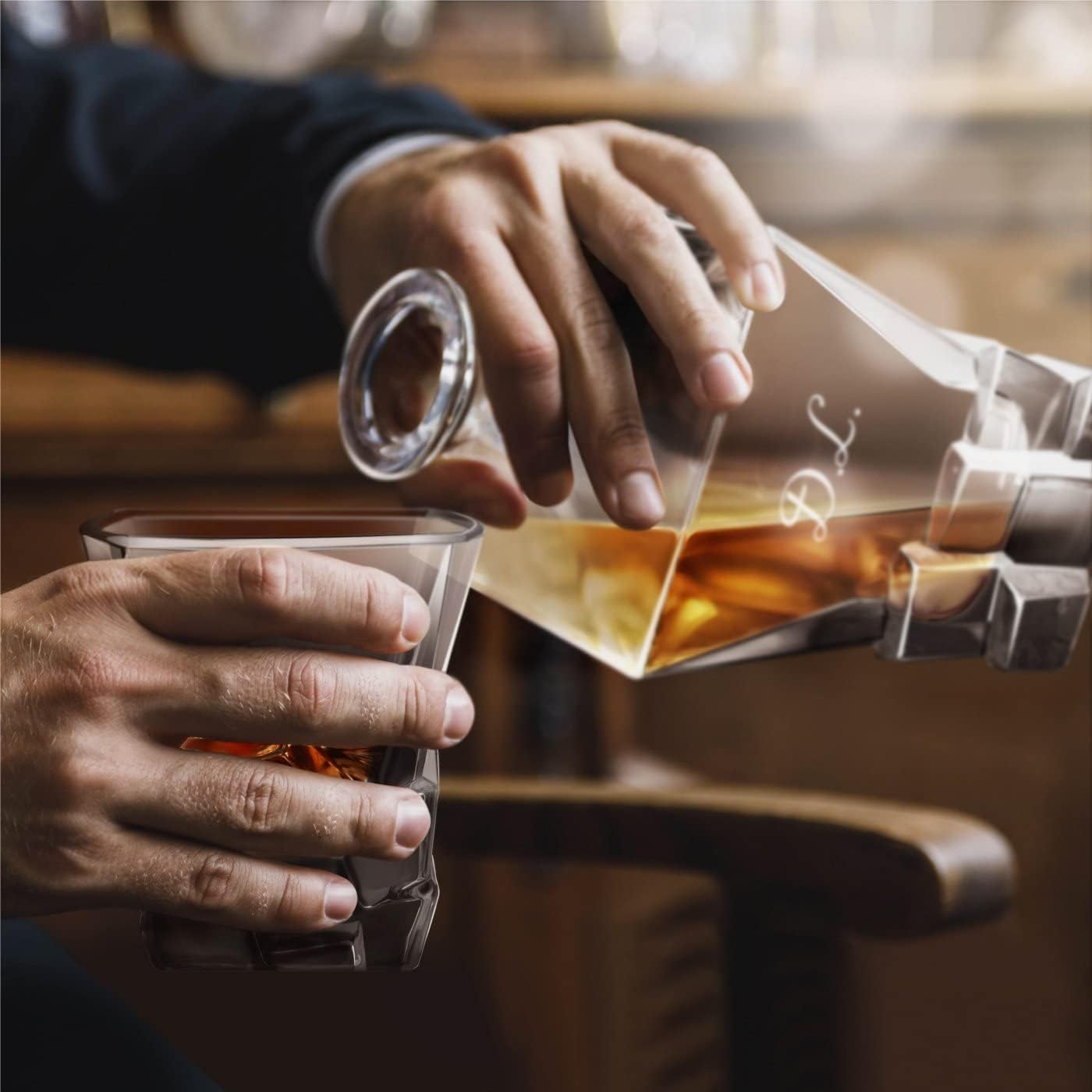 Maverton Decantador de whisky personalizado y 4 vasos para hombre – Elegante juego de whisky con grabado – Modelo de cubitos de hielo – Elegante