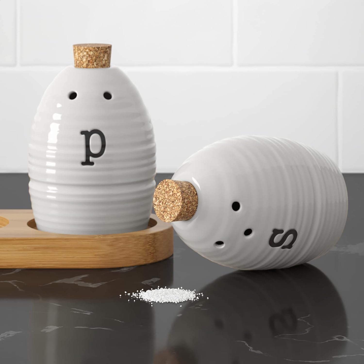Barnyard Designs Farmhouse – Juego de saleros y pimenteros con soporte, saleros y pimenteros de cerámica únicos, saleros y pimenteros vintage,