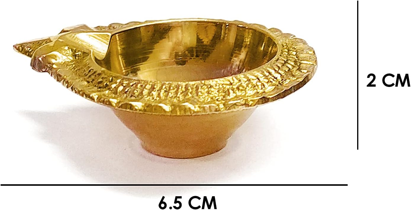 SATVIK 4 piezas Lakshmi Deepak para decoración de Diwali. Lámpara de aceite hecha a mano dorada grabada de metal de latón virgen Vilakku para Puja