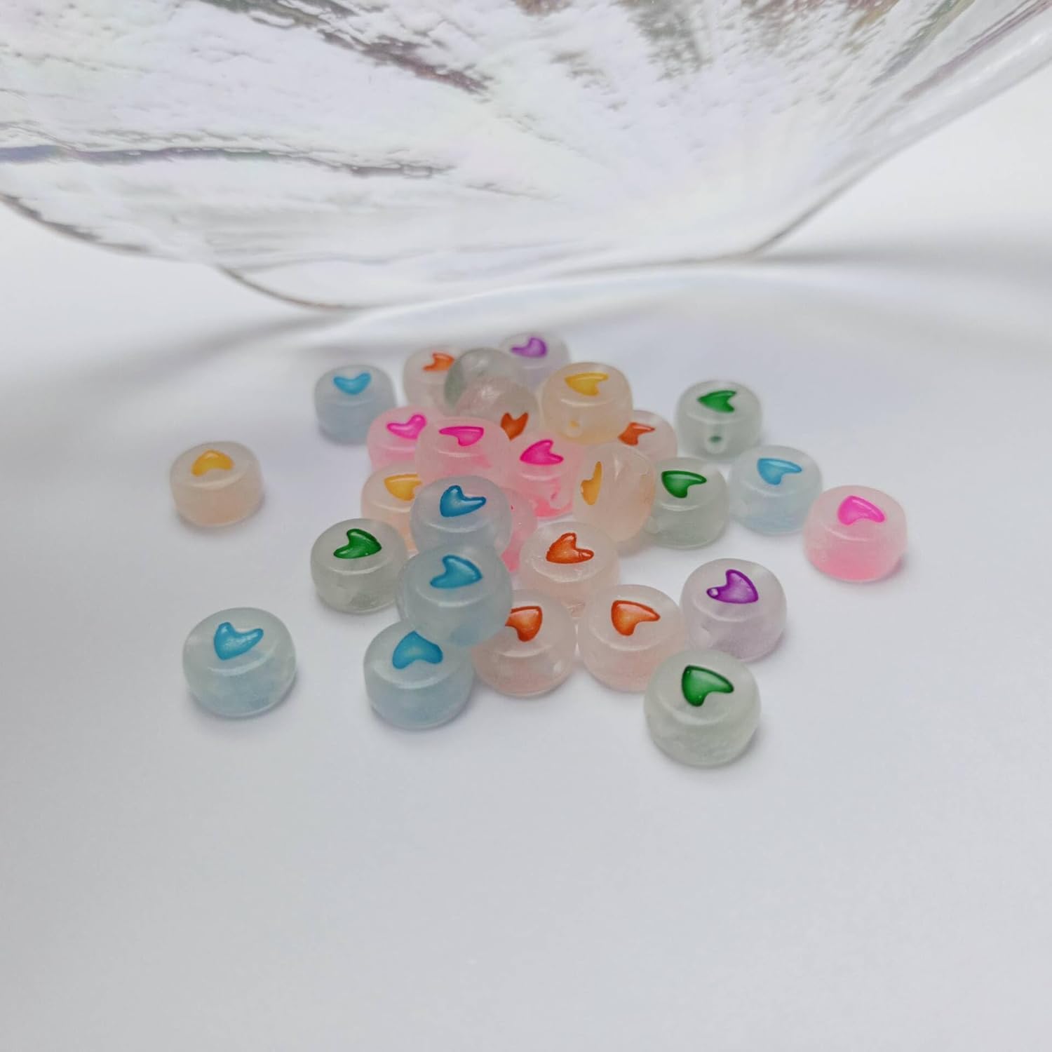 500 cuentas acrílicas luminosas de 0.276 in que brillan en la oscuridad, para hacer pulseras, collares, joyas (corazón colorido)