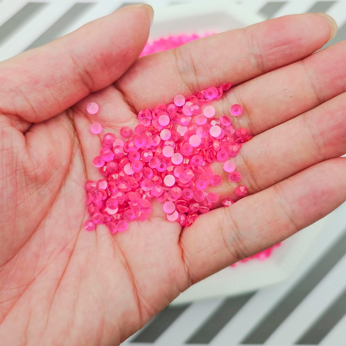 8000 diamantes de imitación de resina de 0.118 pulgadas con parte trasera plana, transparentes que brillan en la oscuridad, para manualidades,