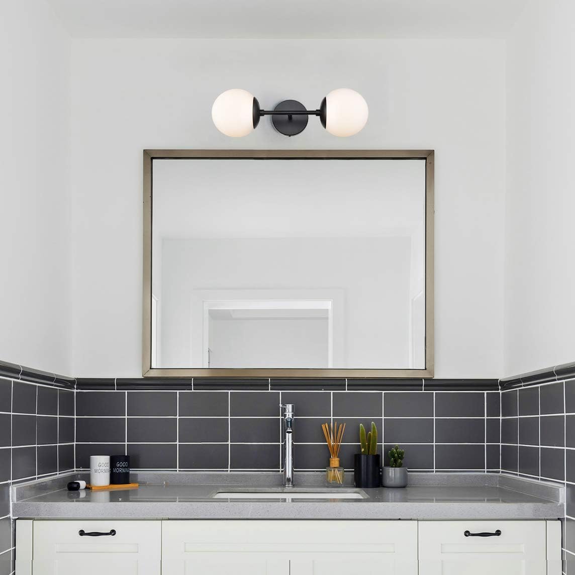 Light Society LS-W268-BK-WH Zeno – Aplique de pared de cristal blanco y negro con 2 luces, estilo retro vintage moderno de mediados de siglo
