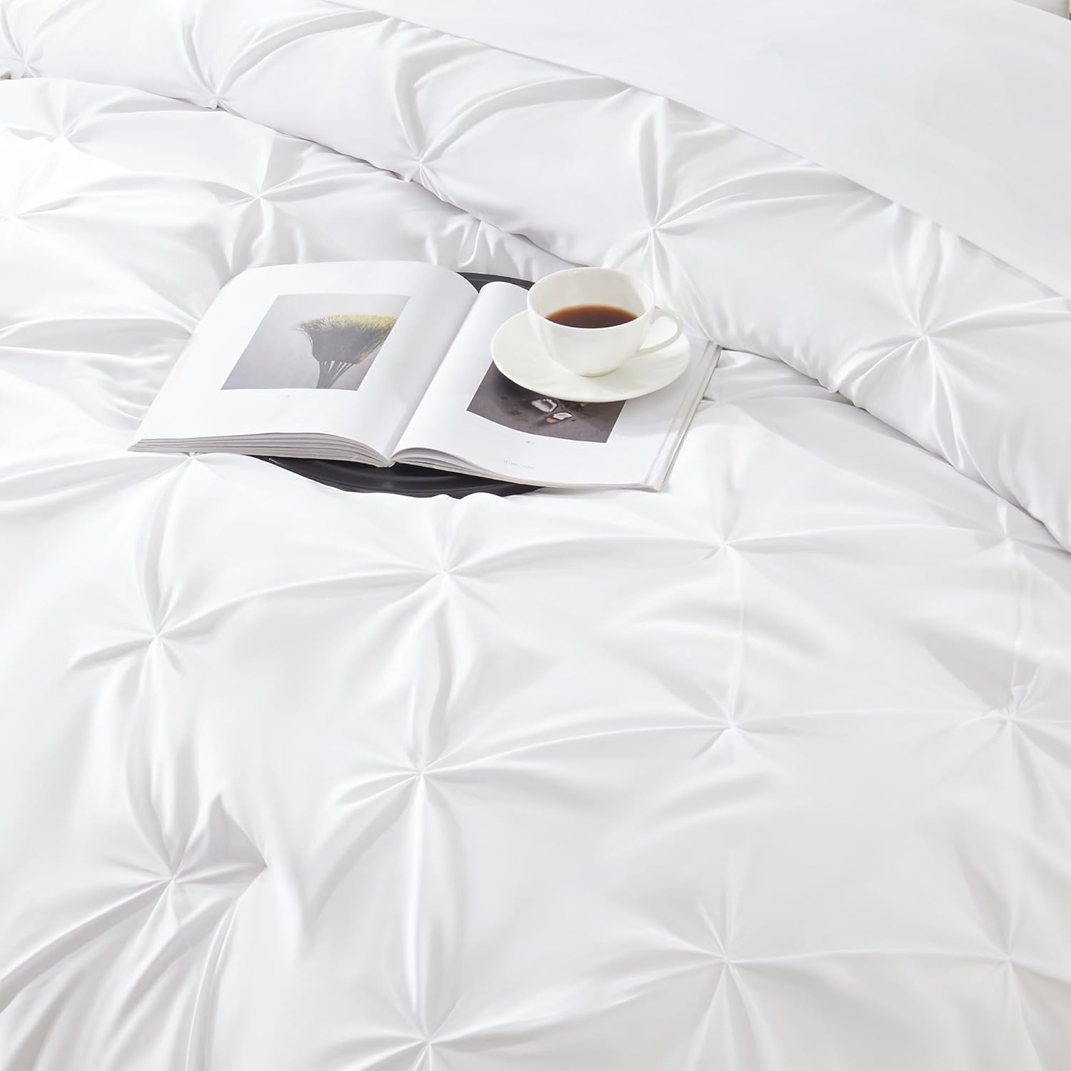 Juego de ropa de cama tamaño King con edredón y sábanas, 7 piezas para todas las estaciones, estilo pintuck duradero, diseño blanco puro para