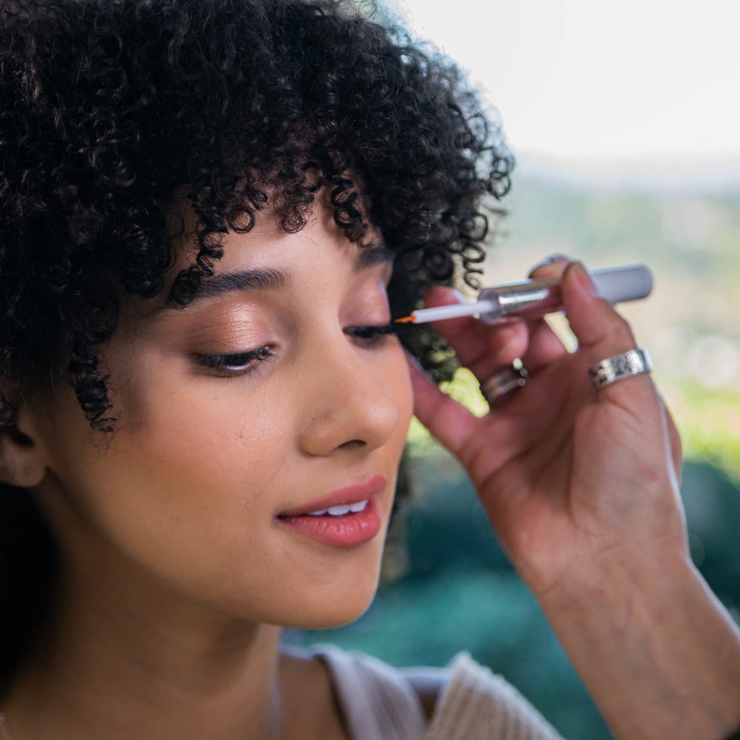 Lash24 de Hair La Vie – Suero de pestañas y suero de cejas – Potenciador de pestañas e imprimación – Fórmula dual con imprimación de pestañas AM y