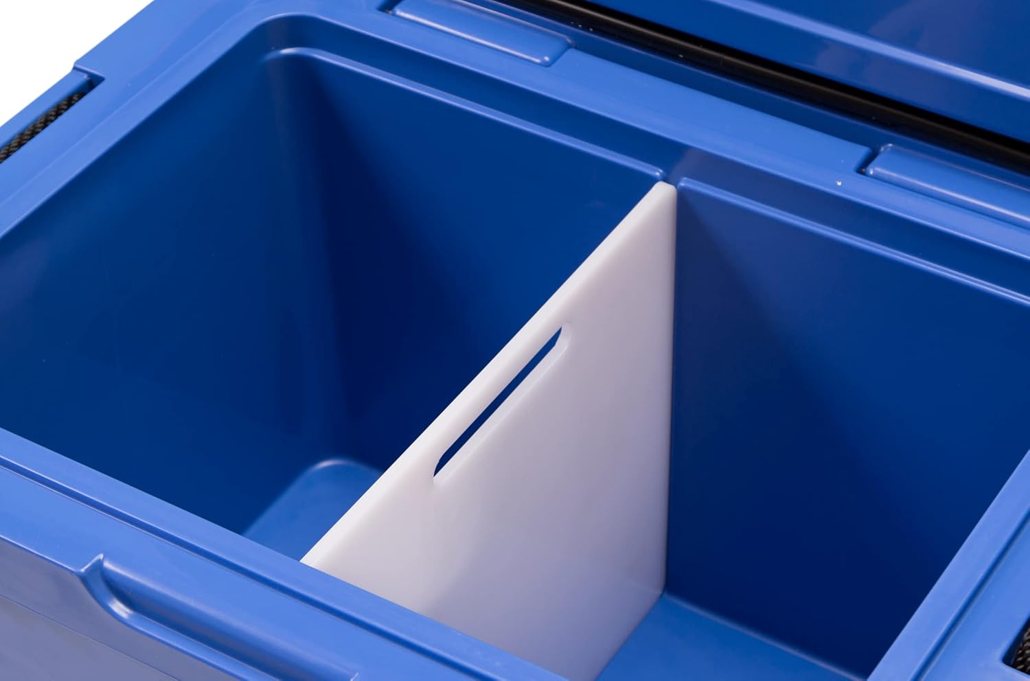 Cobalt – Kit de accesorios únicos para enfriadores de 2555 cuartos de galón (incluye divisortabla de cortar, canasta, cerradura, luz y enchufe)