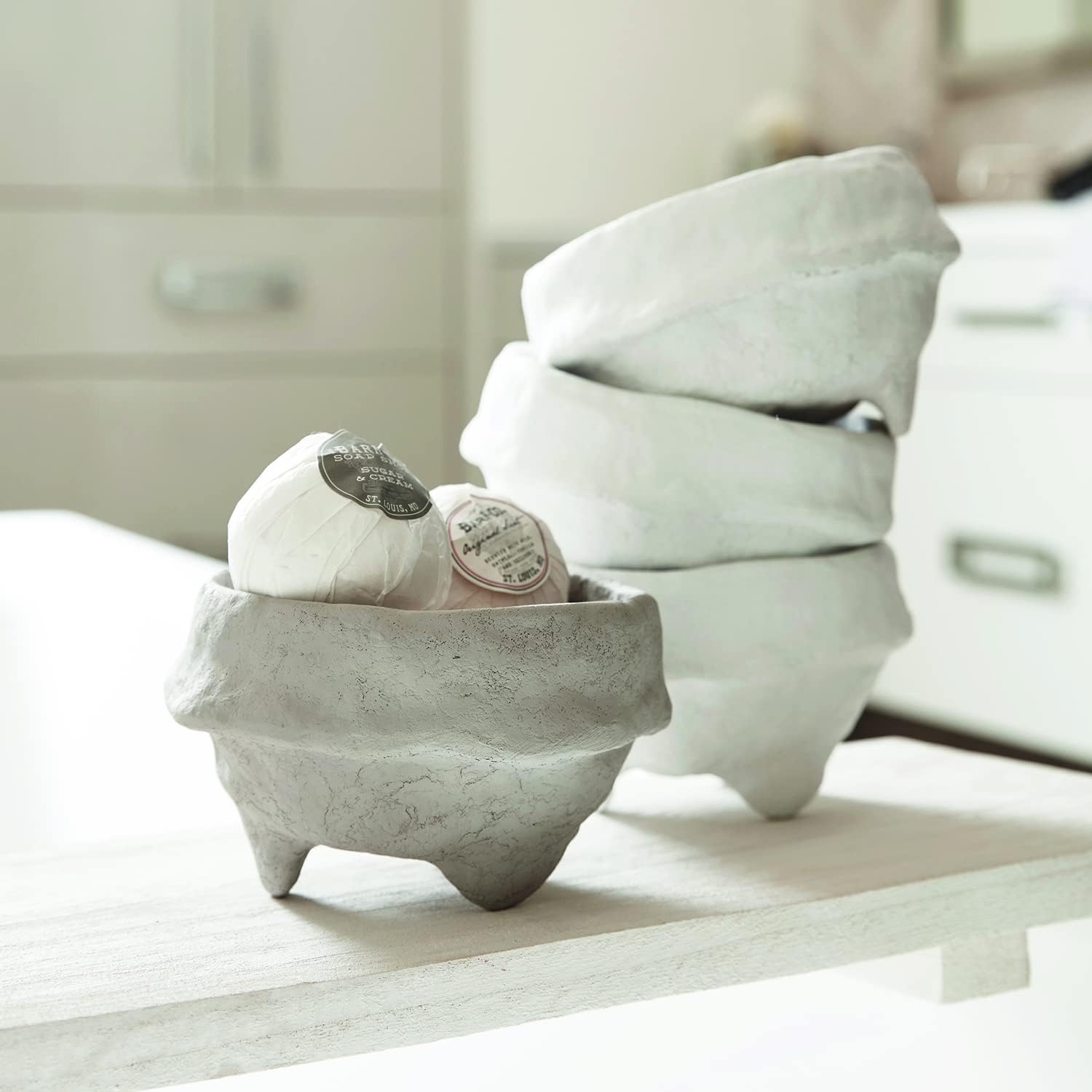 Santa Barbara Design Studio Pure Design Paper Mache – Cuenco decorativo con pies, pequeño, color gris