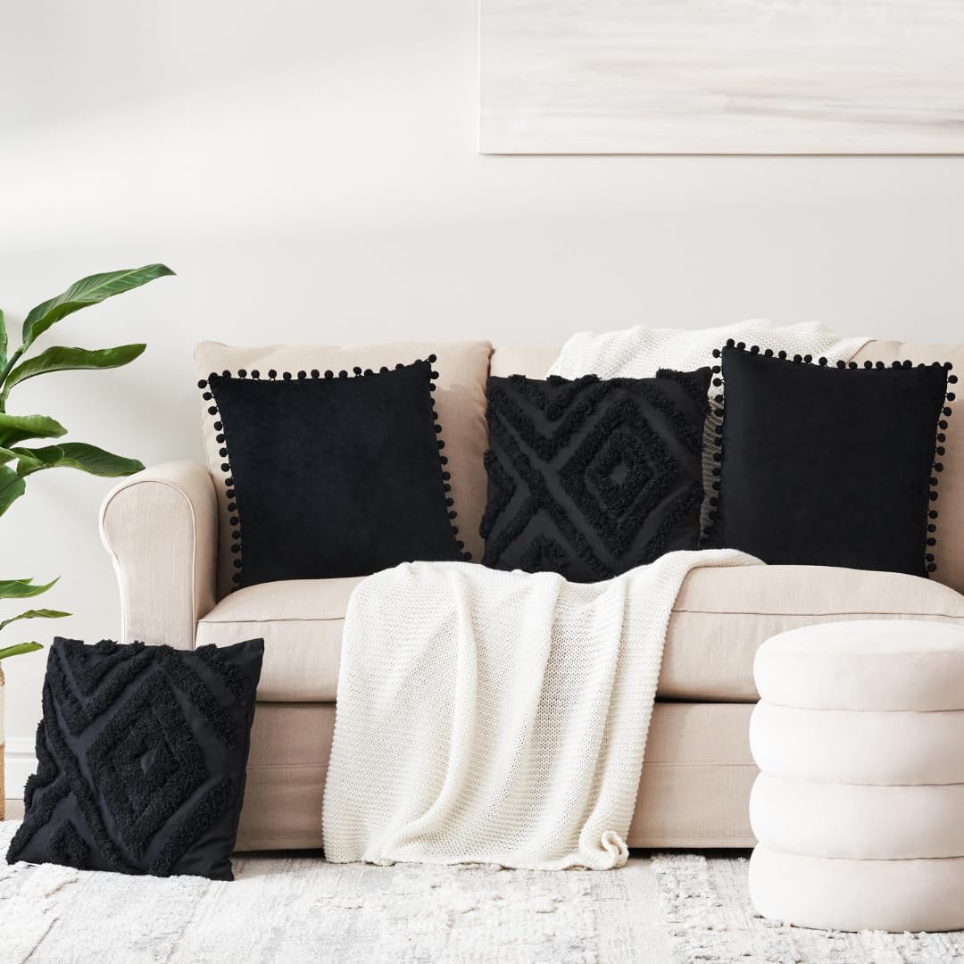 Juego de 4 fundas de almohada negras bohemias de 18 x 18 pulgadas para sofá, fundas de almohada rurales con pompones de terciopelo suave y diseños