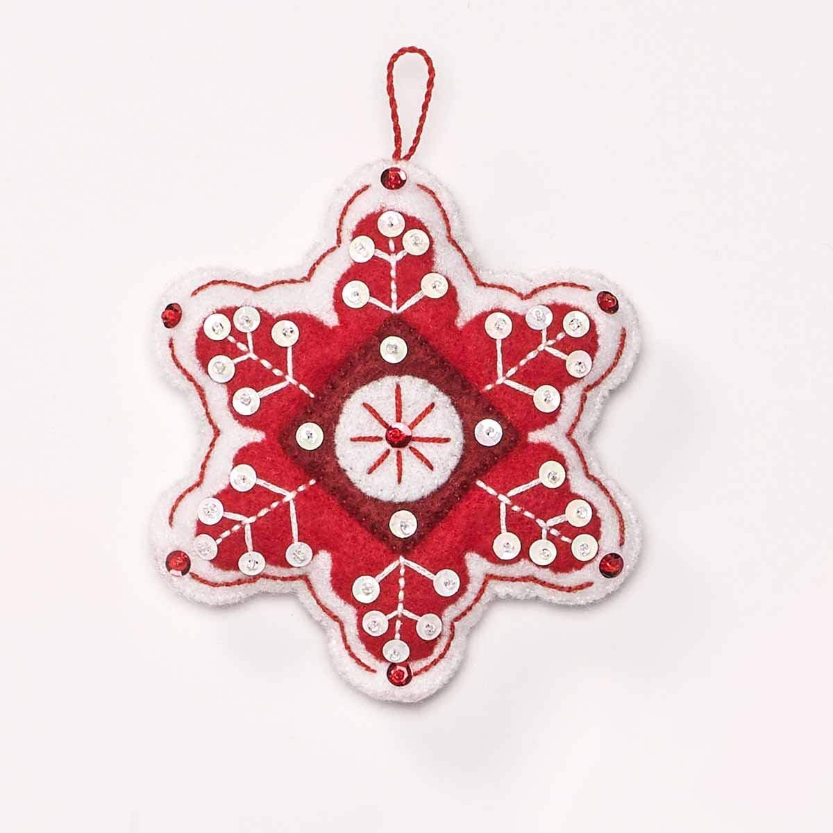 Bucilla 86964E Fieltro Applique 6 Pc. Kit de ornamento, 4″ x 4″, Navidad nórdica, rojo y blanco