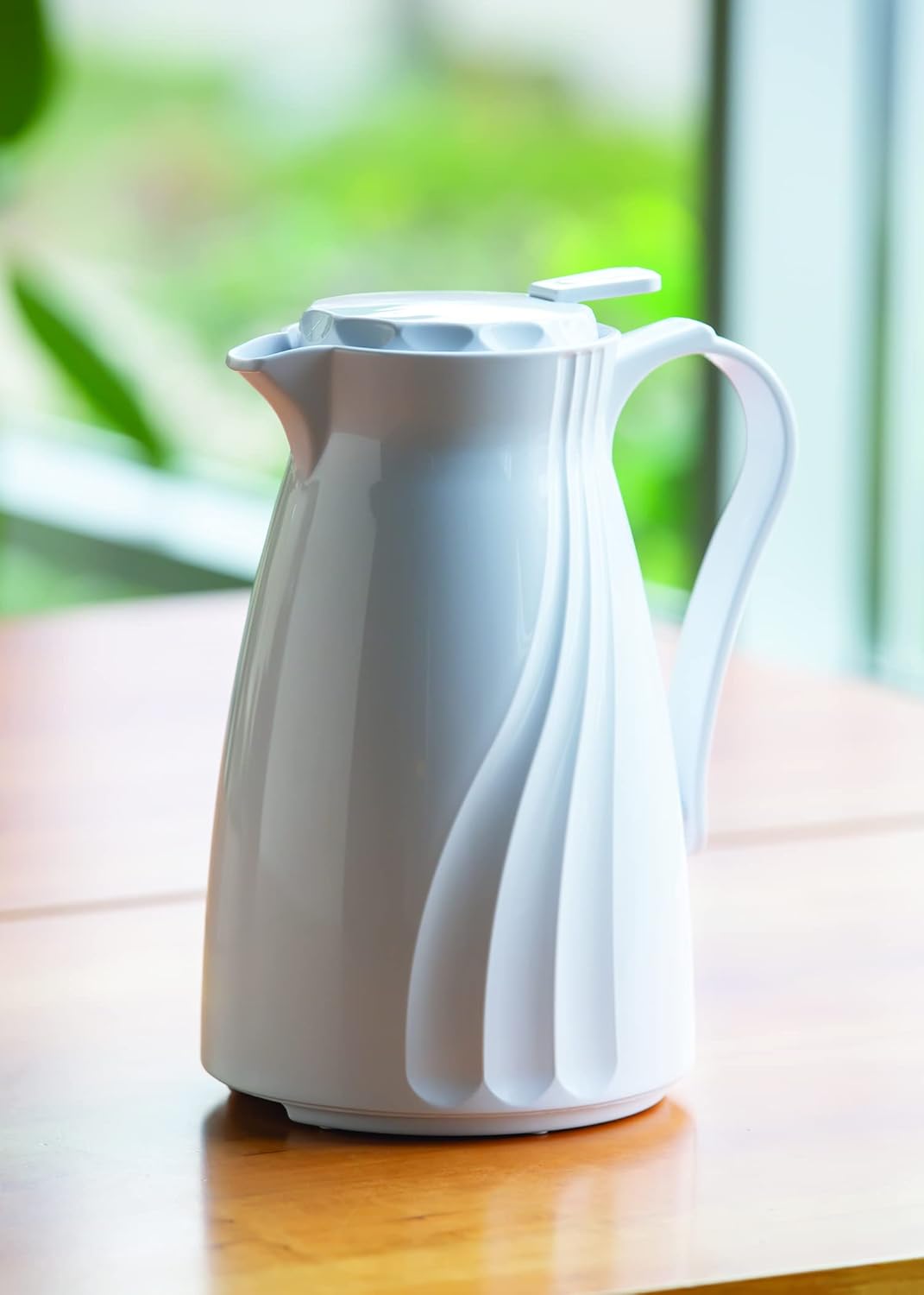 Service Ideas TNSPB12WH Twist N’ Serve – Jarra de café, plástico sin BPA, 1.2 litros, 40.5 onzas, color blanco