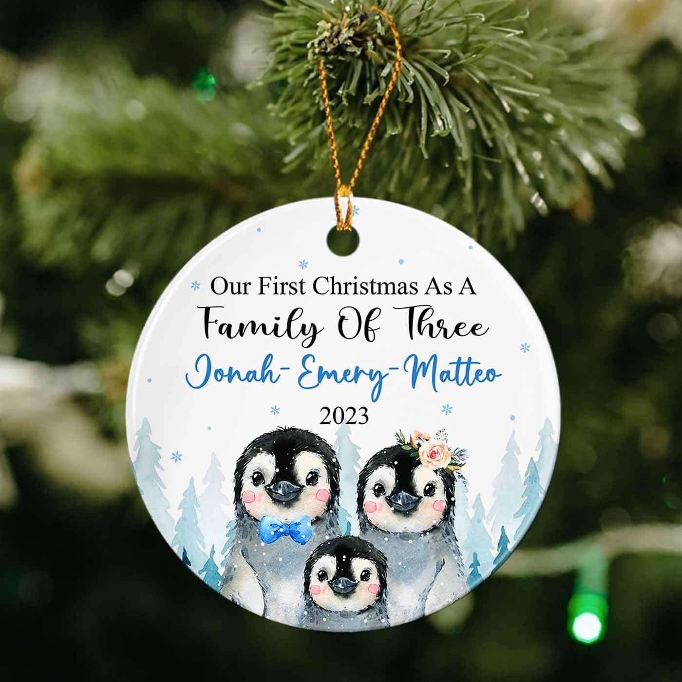 Adorno de cerámica personalizado de una familia de tres pingüinos, nuestra primera Navidad como familia de tres adornos, nombres personalizados y