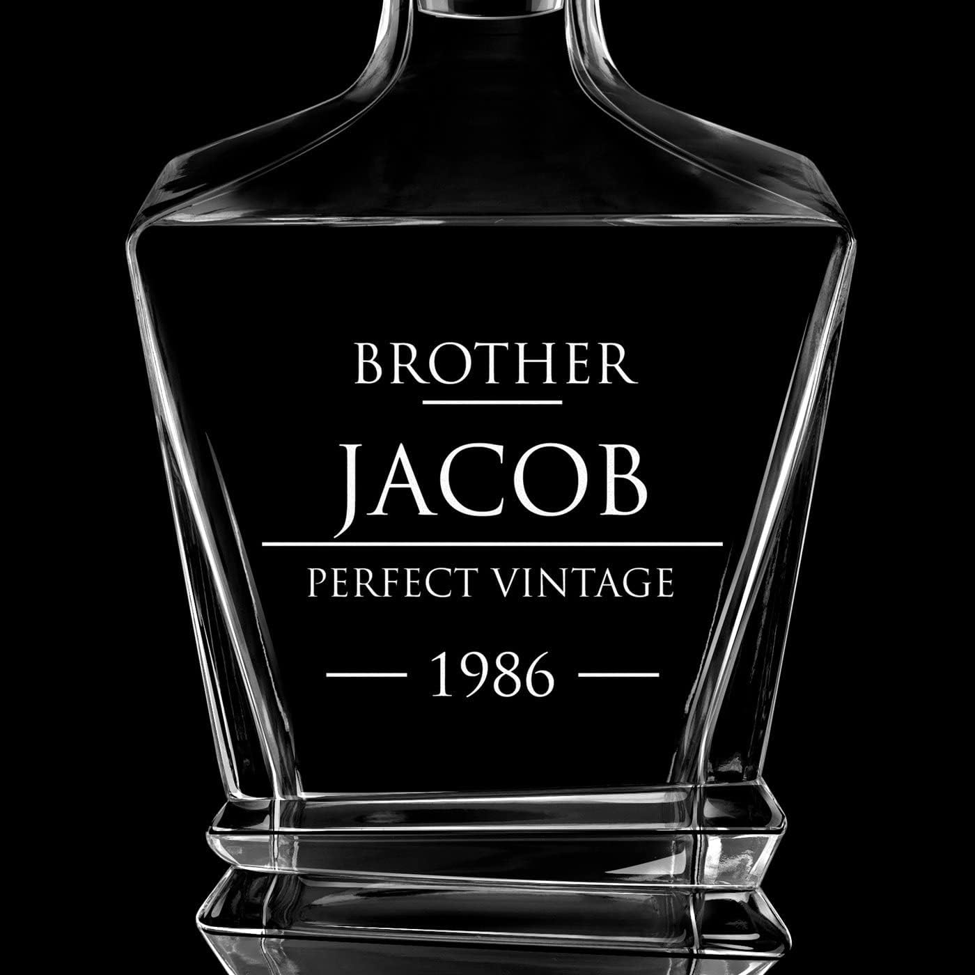 Maverton Juego de whisky grabado para hombre – Elegante jarra geométrica con 4 vasos para él – Juego geométrico con grabado – Barware personalizado
