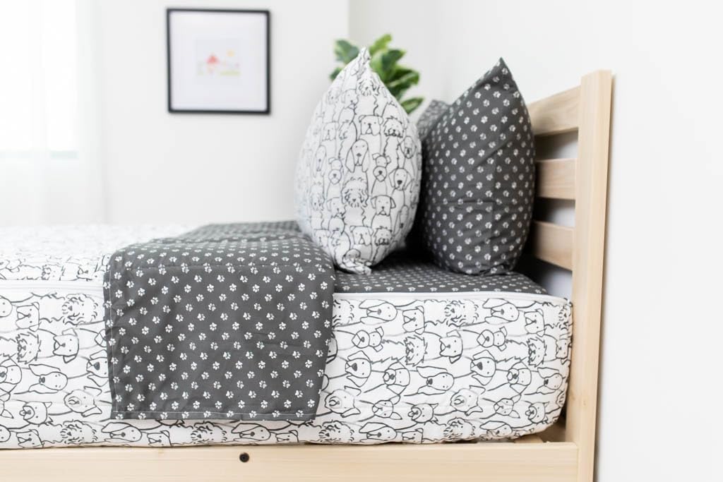 Beddy’s Nod & Winks – Juego de ropa de cama tamaño matrimonial con cremallera para niños, tema de perros cachorros, juego blanco de 5 piezas con