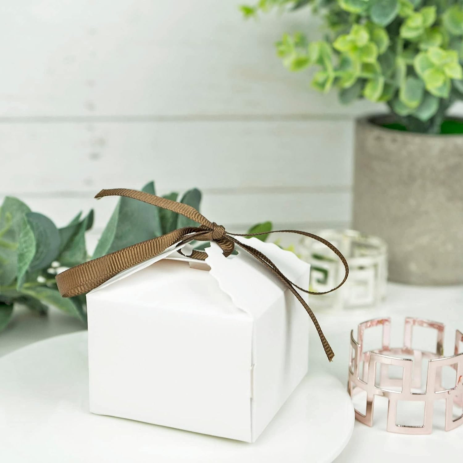 Efavormart – Paquete de 25 cajas de regalo con borde festoneado blanco, cajas de regalo de dulces para fiesta de boda con cintas de grogrén – 2.5 x