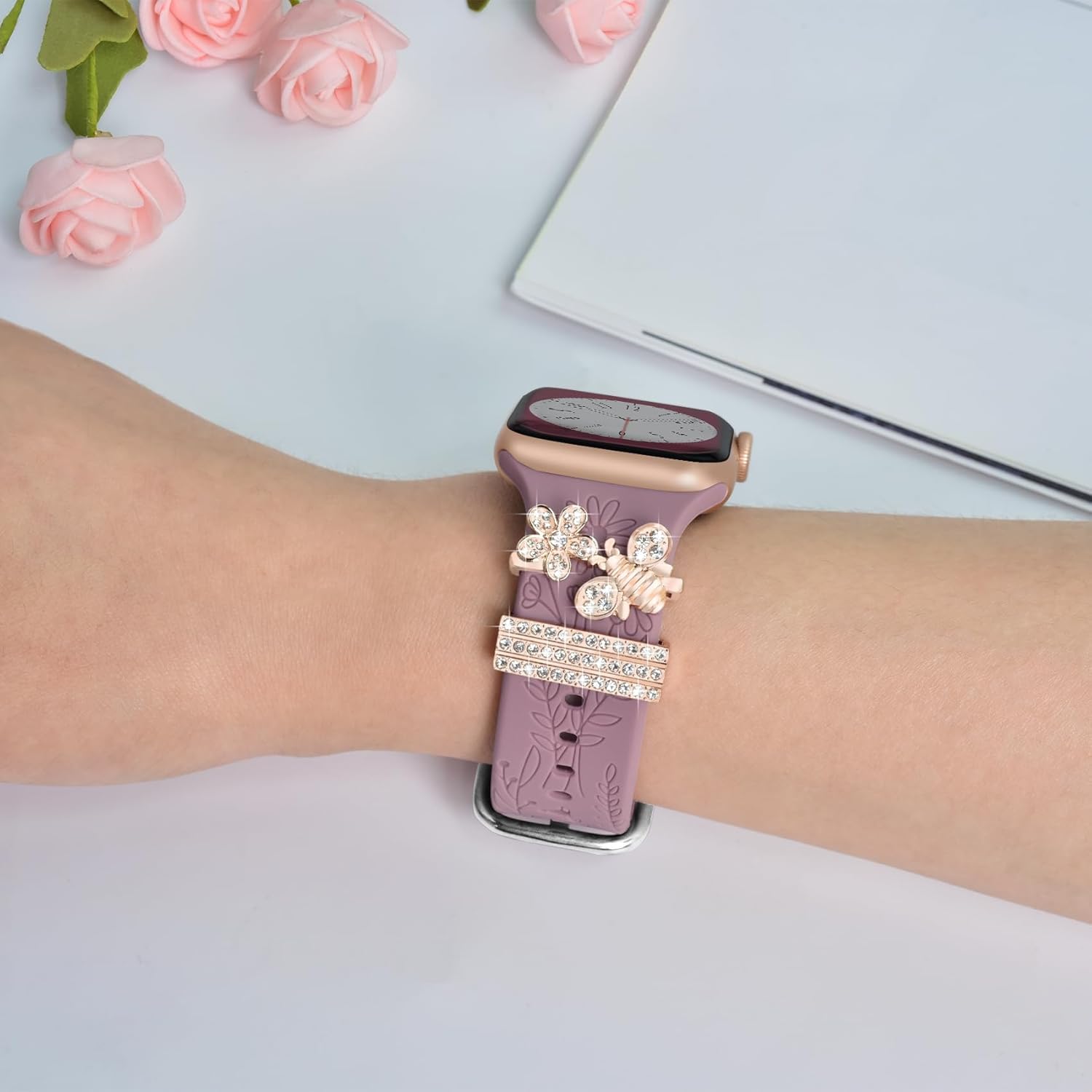 YOPICKERN Paquete de 4 correas grabadas florales con dijes compatibles con Apple Watch Band de 1.575 pulgadas, 1.614 pulgadas, 1.496 pulgadas,