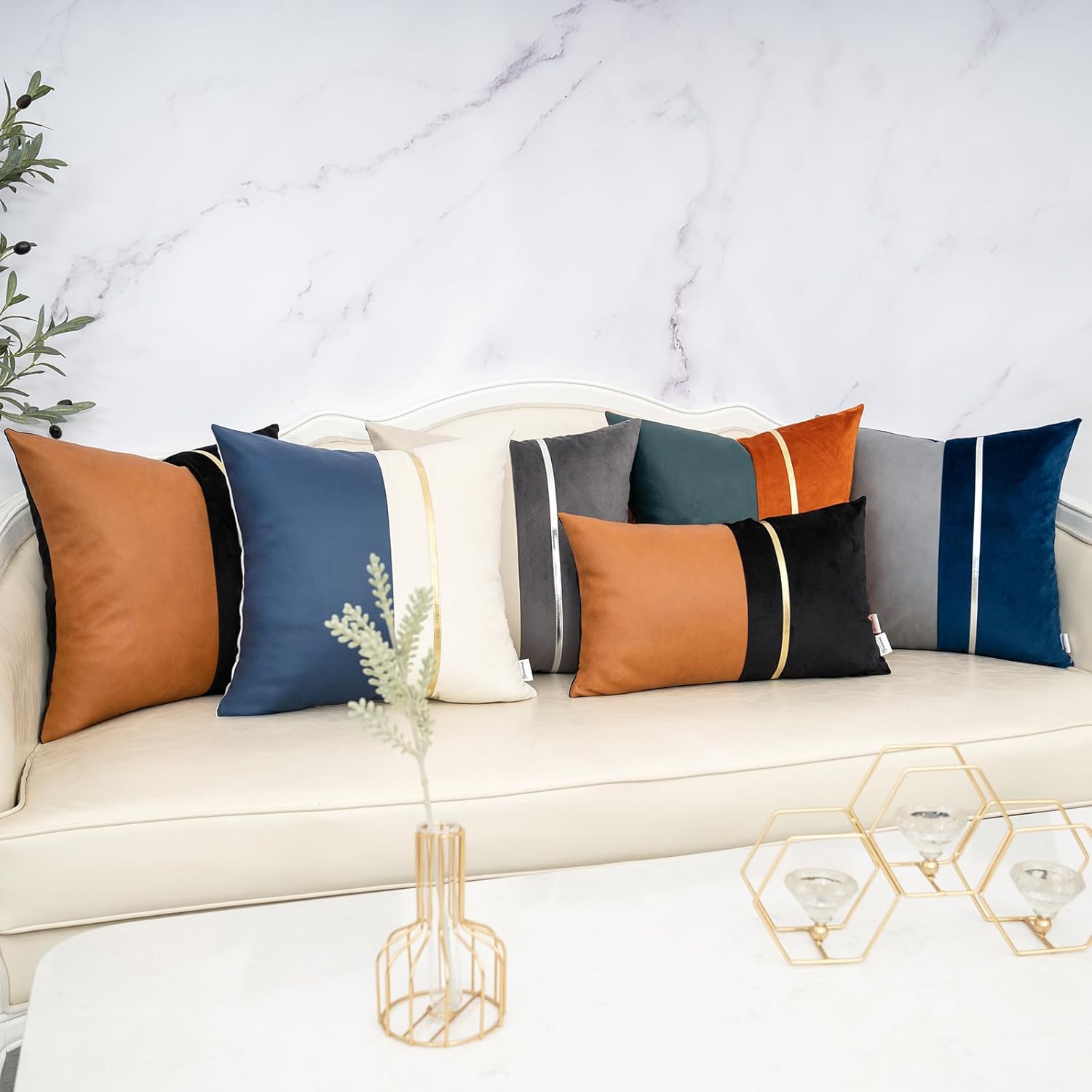 Yamminess Paquete de 2 fundas de almohada decorativas de 18 x 18 pulgadas, fundas de cojín de piel sintética beige y terciopelo gris, fundas de