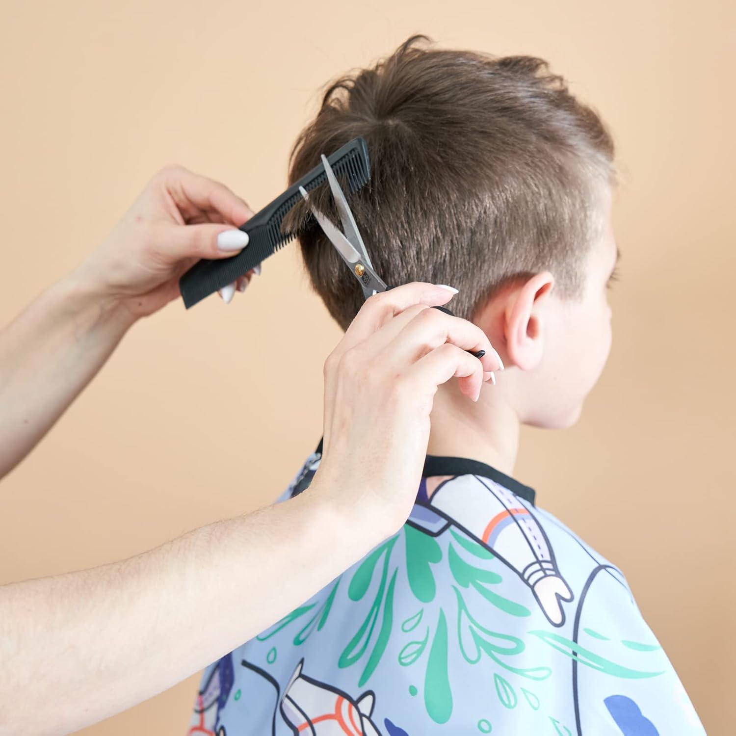 Capa de peluquería para niños, 51 x 36 pulgadas, capa profesional de corte de pelo con correa ajustable para el cuello, capa de corte de pelo unisex
