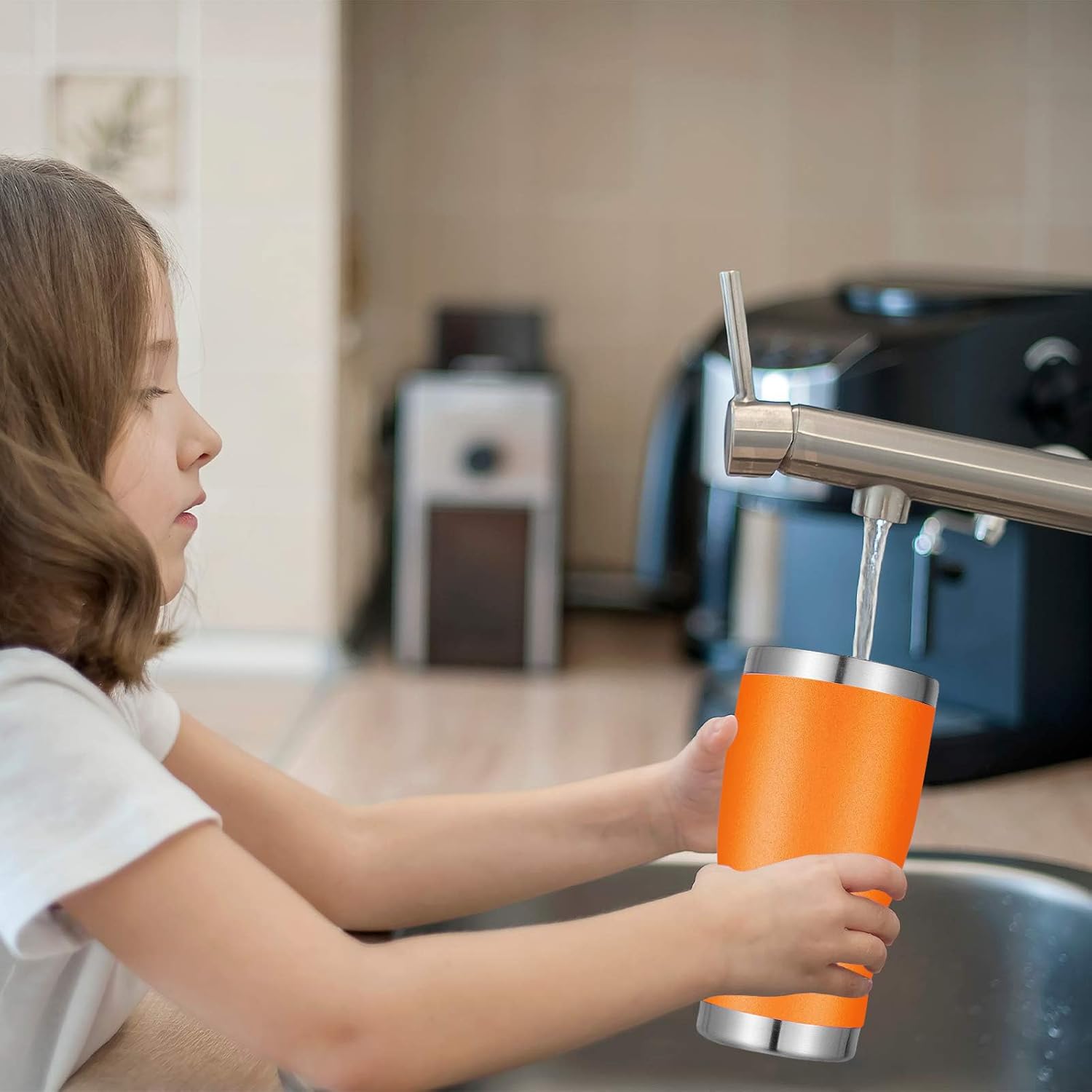 VEGOND Vaso de acero inoxidable de 20 onzas con tapa y popote aislado al vacío, taza de café de viaje de doble pared (paquete 12 naranja)