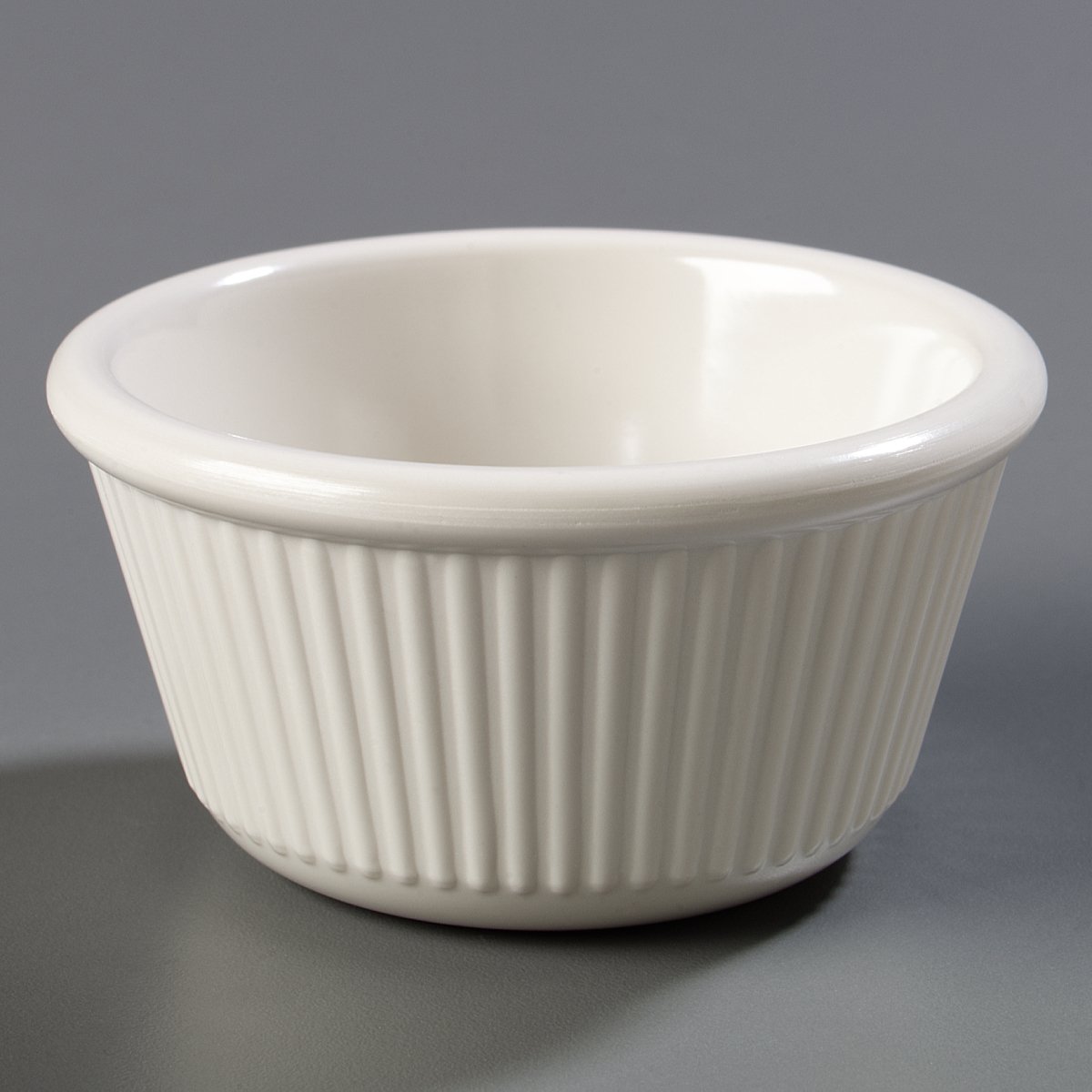 Carlisle FoodService Products S287-842 Melamine Cash “n Carry – Juego de ramequines estriados, capacidad de 4 onzas, altura de 1.78”, hueso (caja de