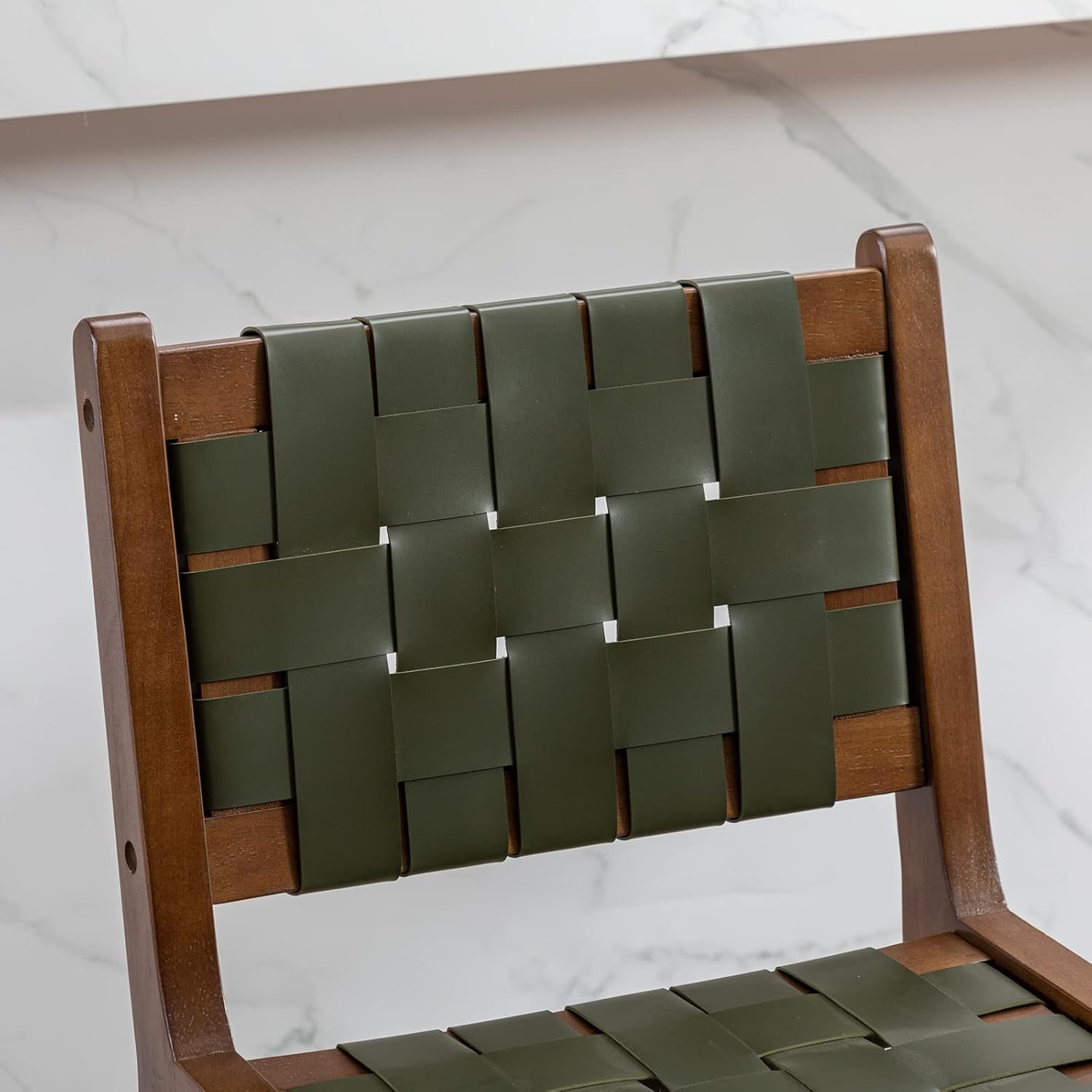 Juego de 2 taburetes de mostrador modernos de 23.5 pulgadas de altura de mostrador con asiento de correa tejida de piel sintética y respaldo