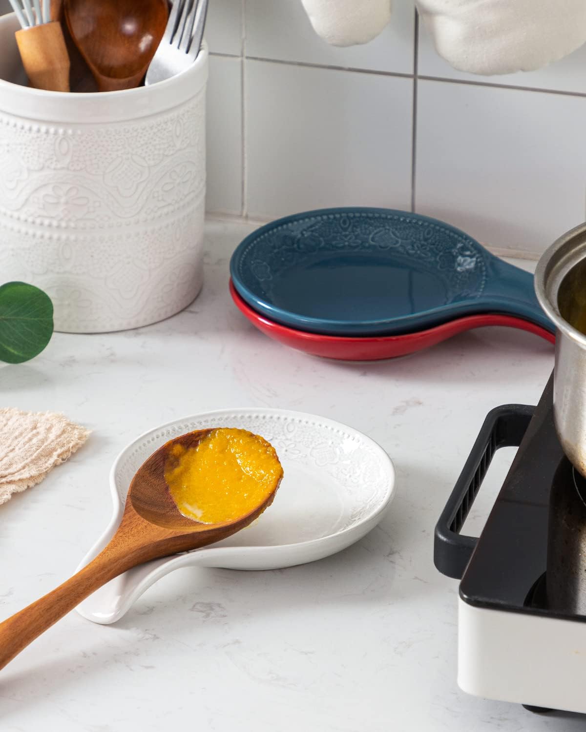 FE FUN ELEME – Soporte para cucharas de cerámica para encimera de cocina, soporte de cuchara grande de encaje en relieve para estufa, soporte de