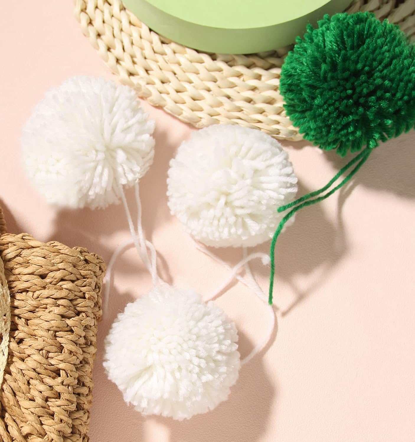 Paquete de 12 pompones de hilo para sombreros de 3.1 in a 3 pulgadas, suministros de fiesta, hechos a mano, accesorios decorativos (blanco)