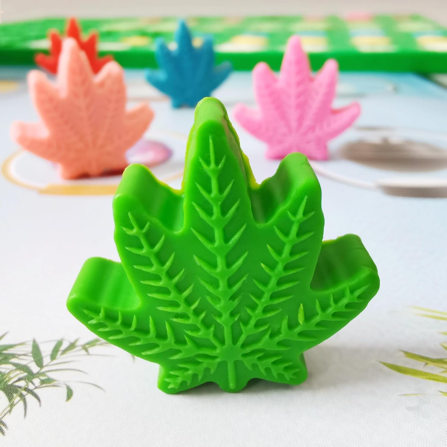 sofliym Mini moldes de silicona para caramelos de hoja para gomitas de chocolate, moldes de cera de hojas pequeñas para derretir moldes para