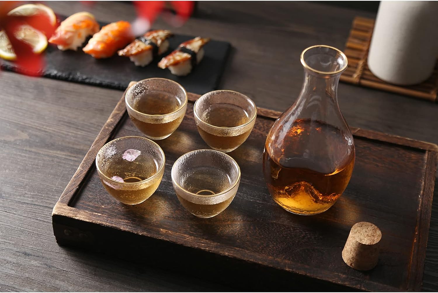 DUJUST Juego de sake japonés para 4, patrón de martillo de vidrio en borde dorado, 1 botella de sake transparente de cirstal, 1 tanque de sake y 4