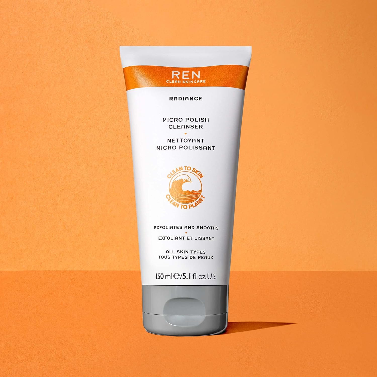 REN Clean Skincare – Limpiador micro polaco – Jabón facial exfoliante para pieles sensibles con AHAs y micro cuentas ámbar, libre de crueldad animal