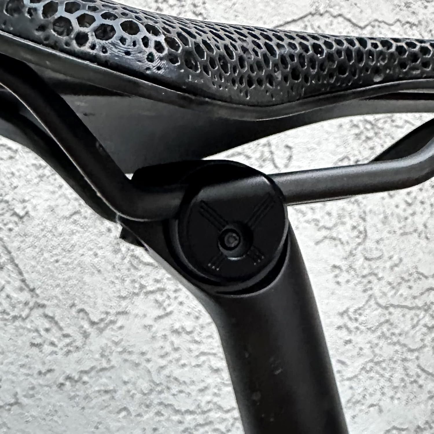Xotic Tech – Abrazadera de oreja para tija de sillín de bicicleta, 7 x 10 pulgadas, perno para carril ovalado de carbono compatible con TREK Madone