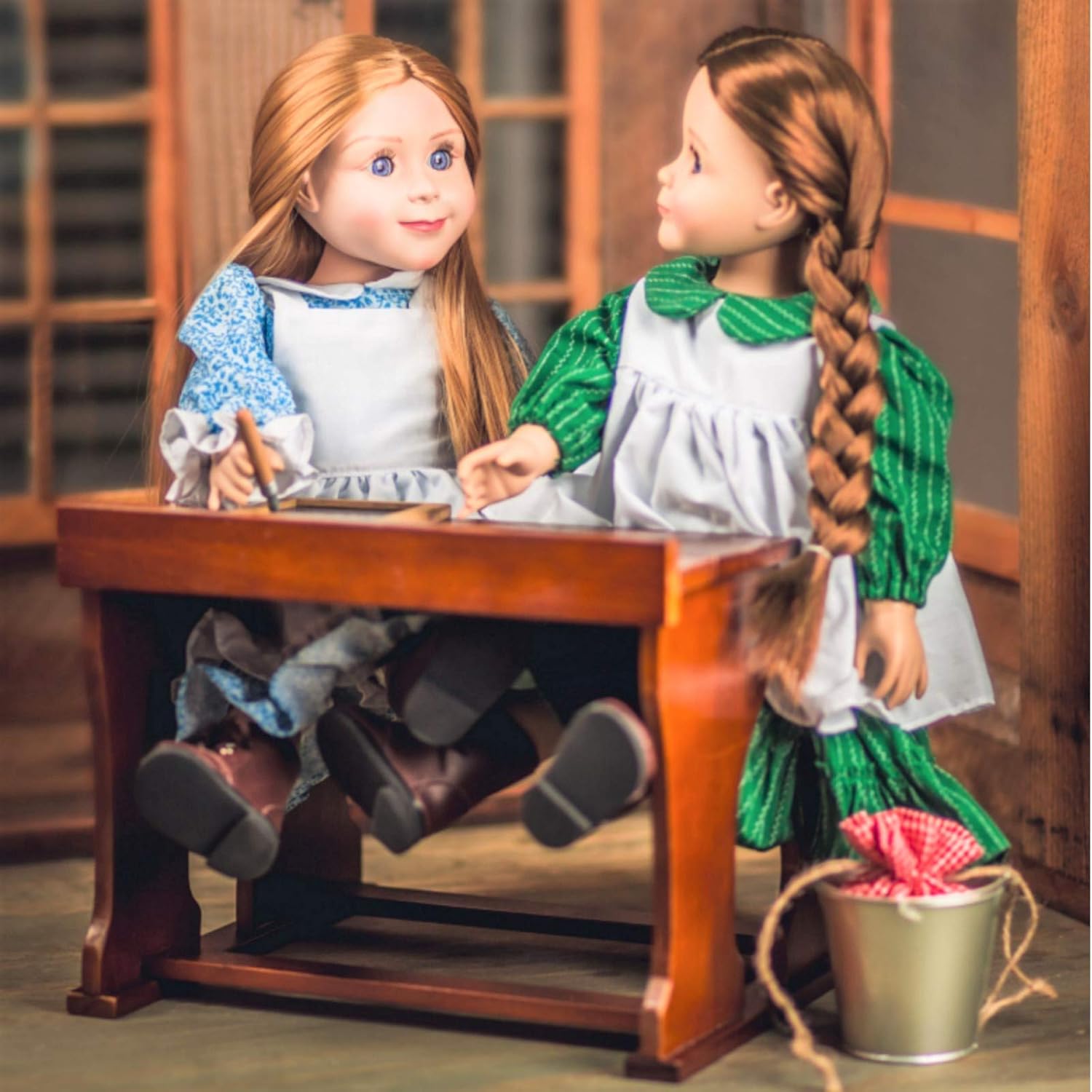 The Queen’s Treasures Muebles de muñeca de 18 pulgadas, escritorio escolar de madera con licencia oficial de Little House on The Prairie con 2