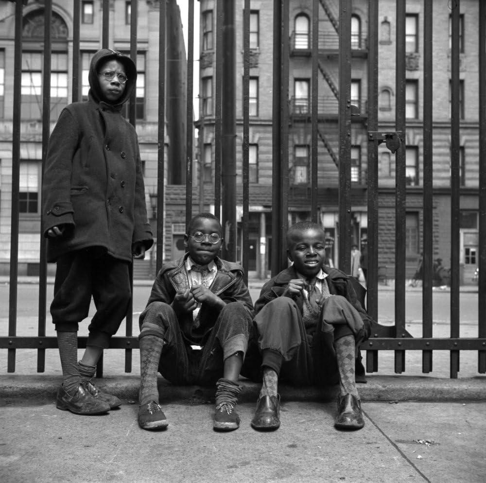 Nueva York Harlem 1943 Nthree Boys en la acera en Harlem Nueva York Fotografía de Gordon Parks 1943 Póster impreso por (18 x 24)