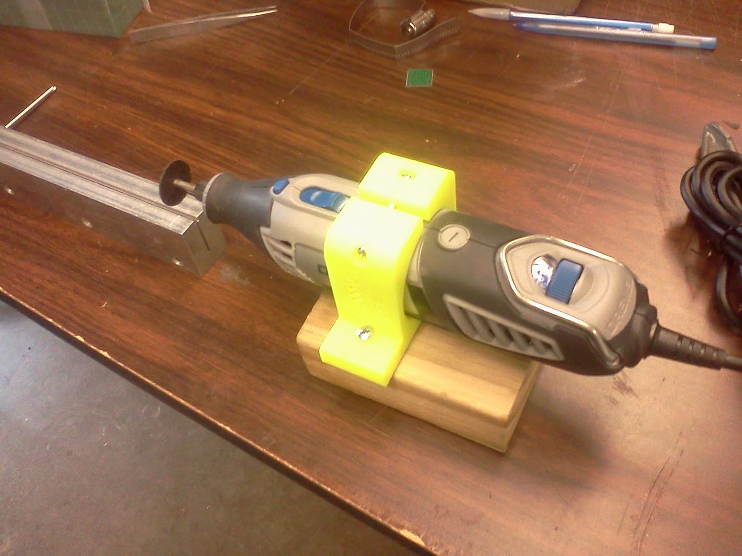 Soporte para Dremel 4000, 4200 para Tornillo y Mesa PN DH-4000VT Amarillo