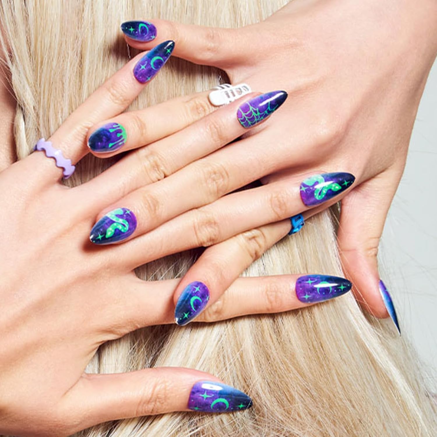 GLAMERMAID Galaxy – Uñas postizas a presión negras medianas, uñas postizas de almendra, color morado oscuro, con diseño de serpiente verde, juego de
