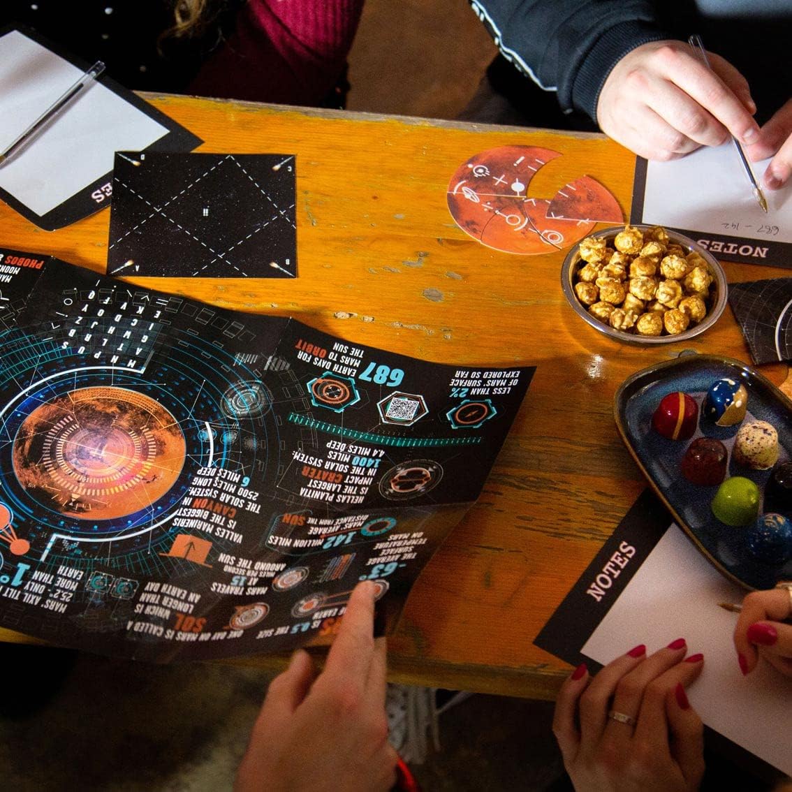 Talking Tables Mars Space – Juego de Escape Room con temática espacial  Organiza tu propia noche de juegos  para cumpleaños, cena, entretenimiento