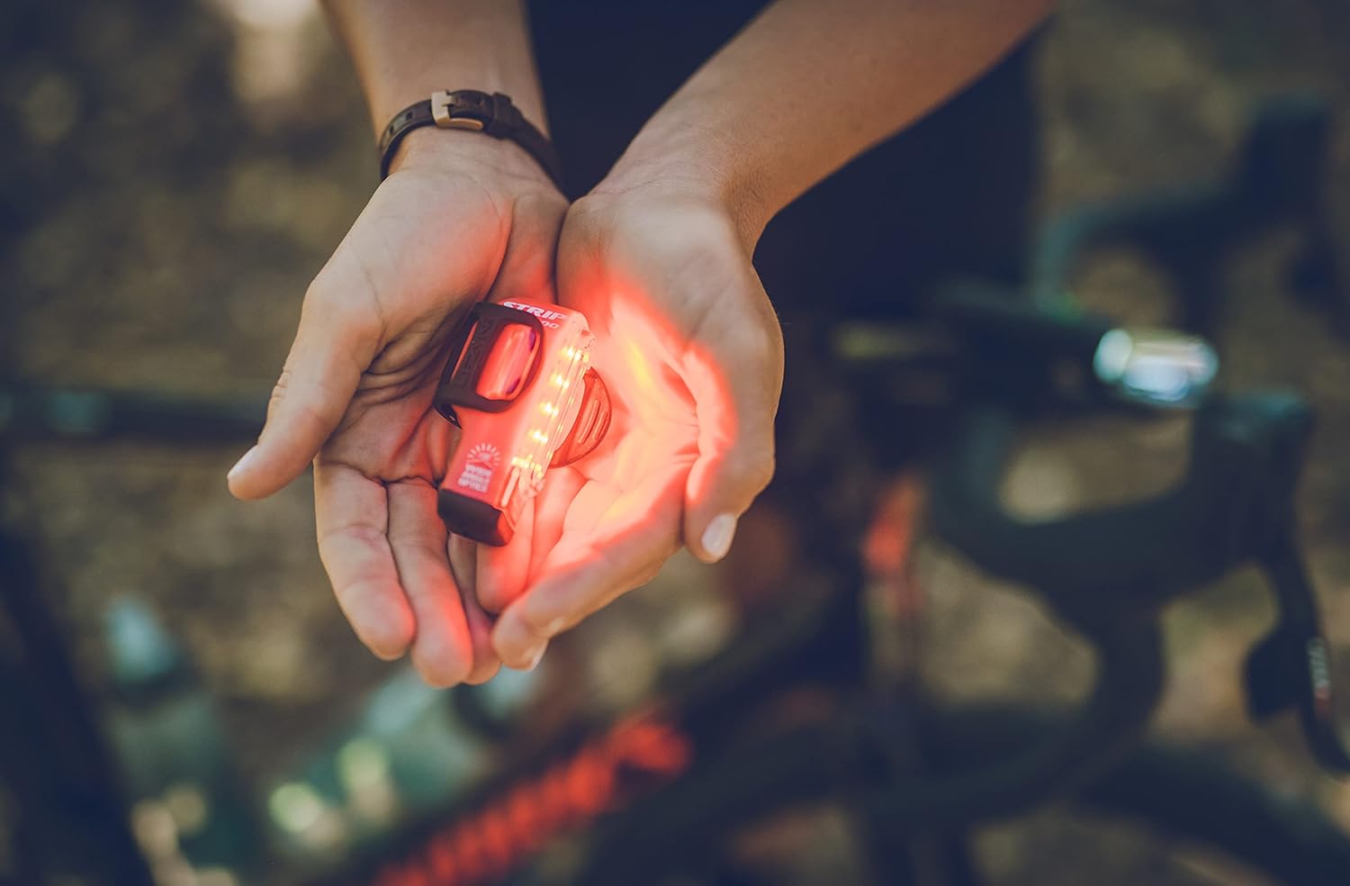 LEZYNE Tira Drive Pro – Luz trasera de bicicleta, 300 lúmenes, 53 horas de funcionamiento, recargable por USB, luz trasera para bicicleta, color rojo