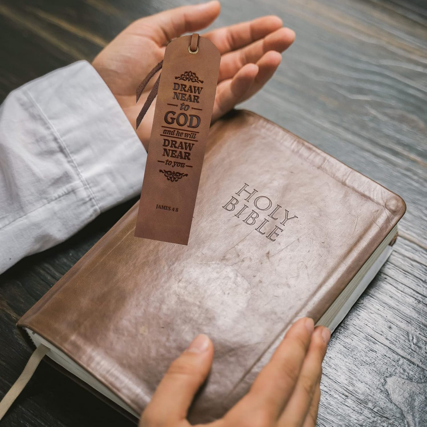 MAYJOYDIY 4 marcapáginas de cuero de la Biblia de 2 x 7 pulgadas, marcadores cristianos de piel de vaca, dibujar cerca de Dios, versículo bíblico,