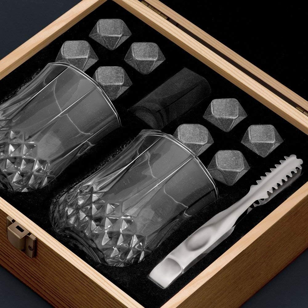 Maverton – Juego de regalo de piedras de whisky – Rocas escalofriantes en caja de madera grabada – 8 cubitos de hielo reutilizables con 2 vasos –