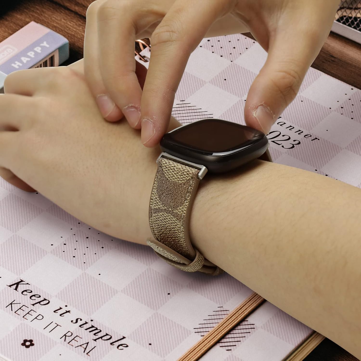Correas de cuero compatibles con Fitbit Versa 4Versa 3Sense 2Sense, para mujeres y hombres, correa de repuesto de cuero de diseñador (marrón)