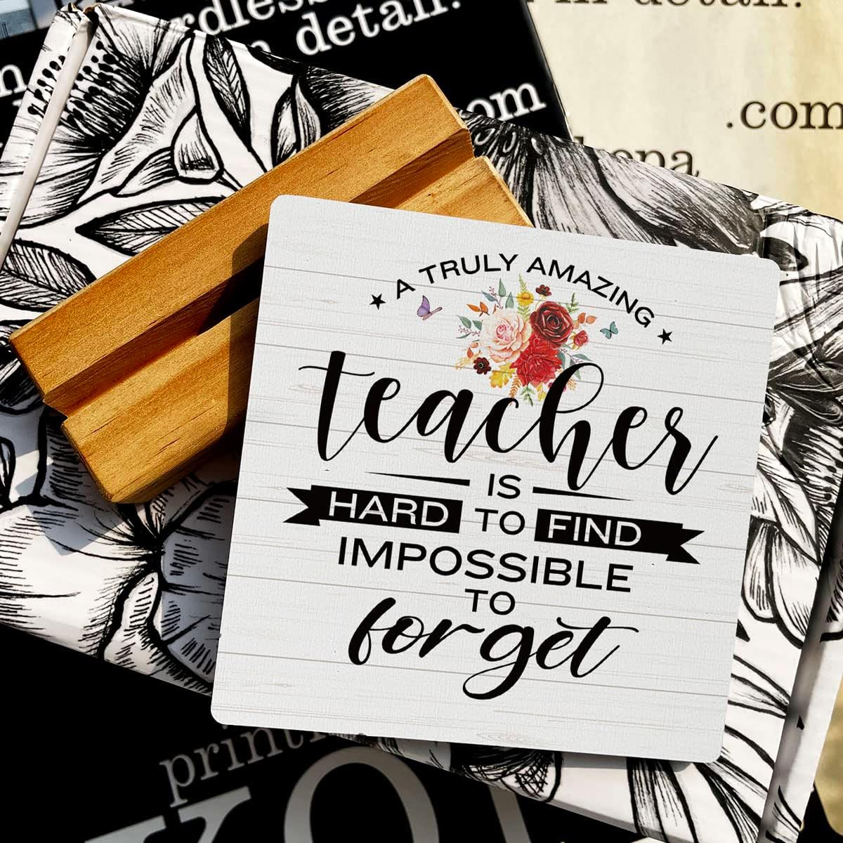 Letrero de madera con texto en inglés “Country a Truly Amazing Teacher is Hard to Find Teacher is Hard to Find Teacher”, decoración de escritorio