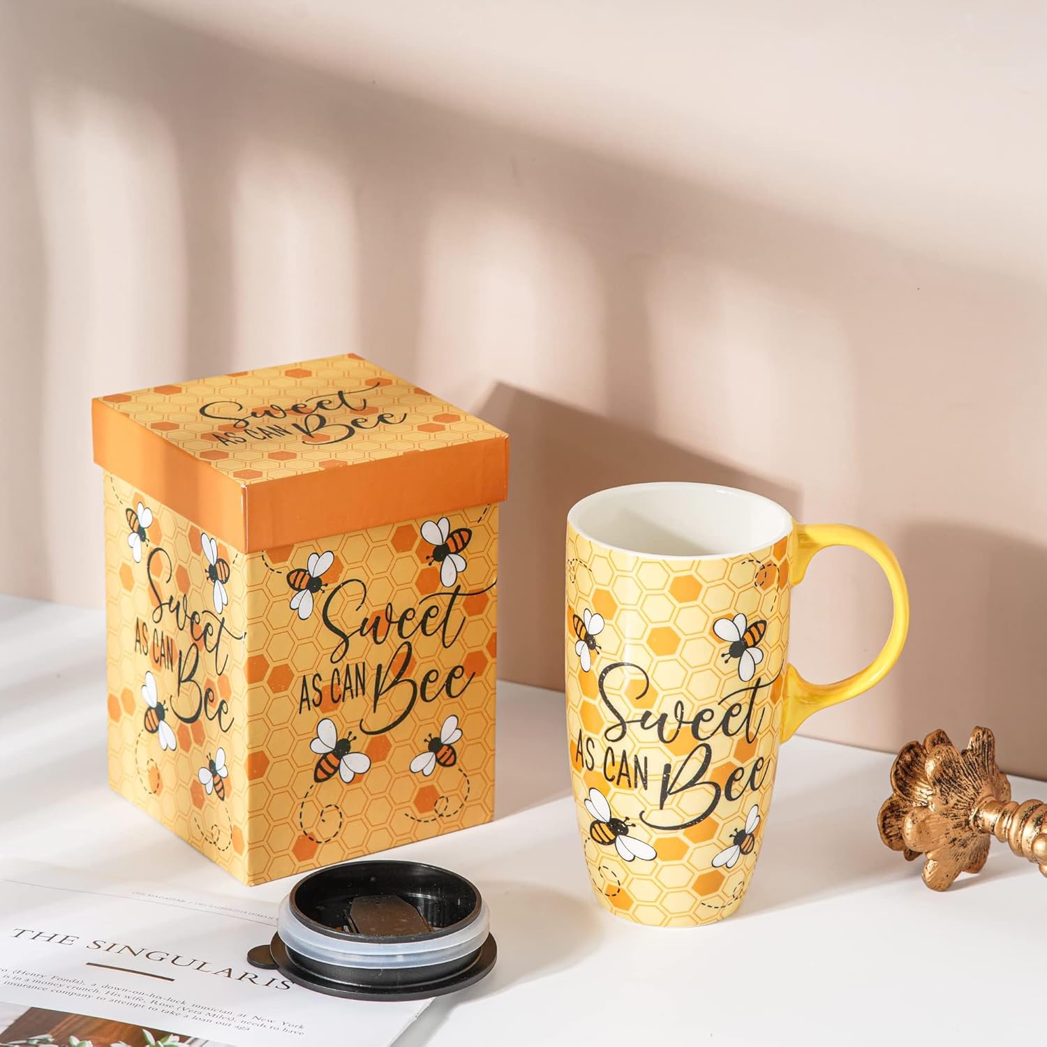 DUSVALLY Taza de cerámica de viaje, taza de café de porcelana con tapa a prueba de derrames y caja de color, 17 onzas. Abeja